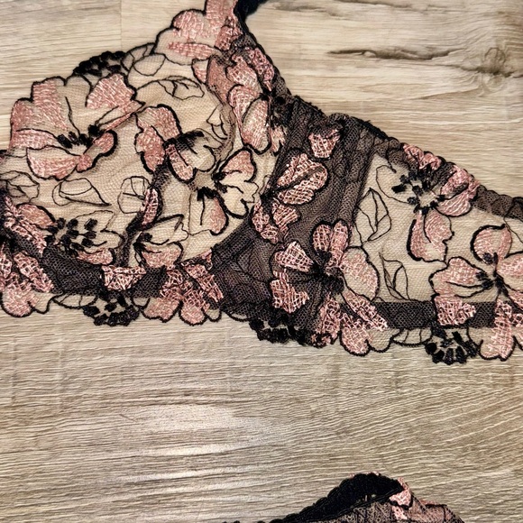 Hello LA Girl Flutter Lace Lingerie Bra & Thong Set Black & Dusty Rose Floral - Picture 6 of 8